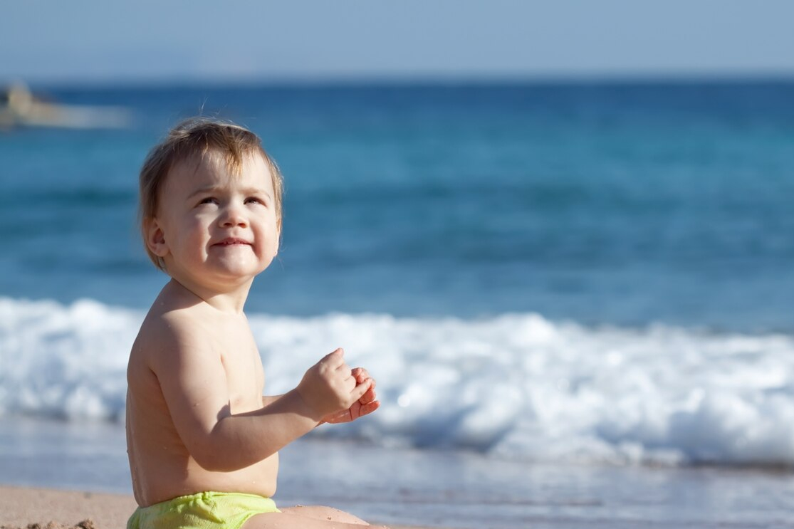 bebé al sol en la playa