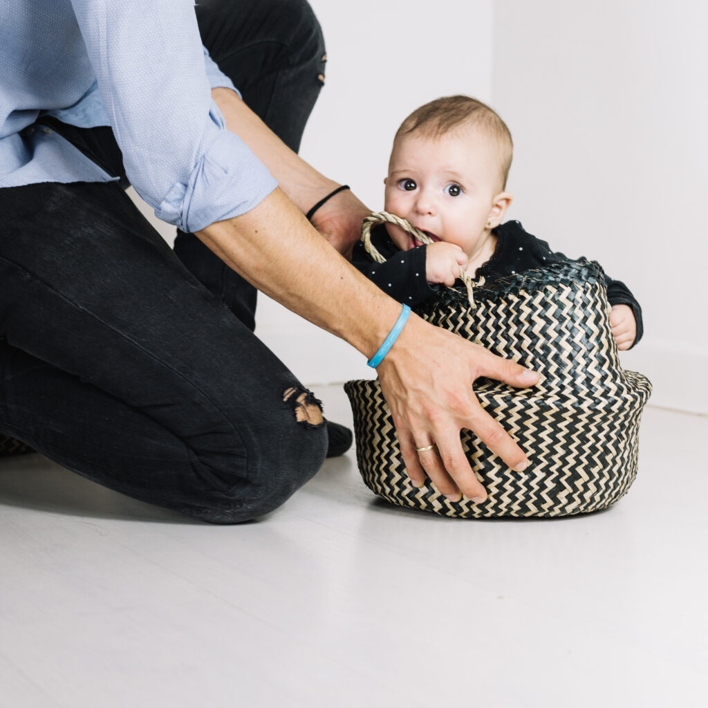 Los múltiples beneficios del porteo de bebé, una práctica